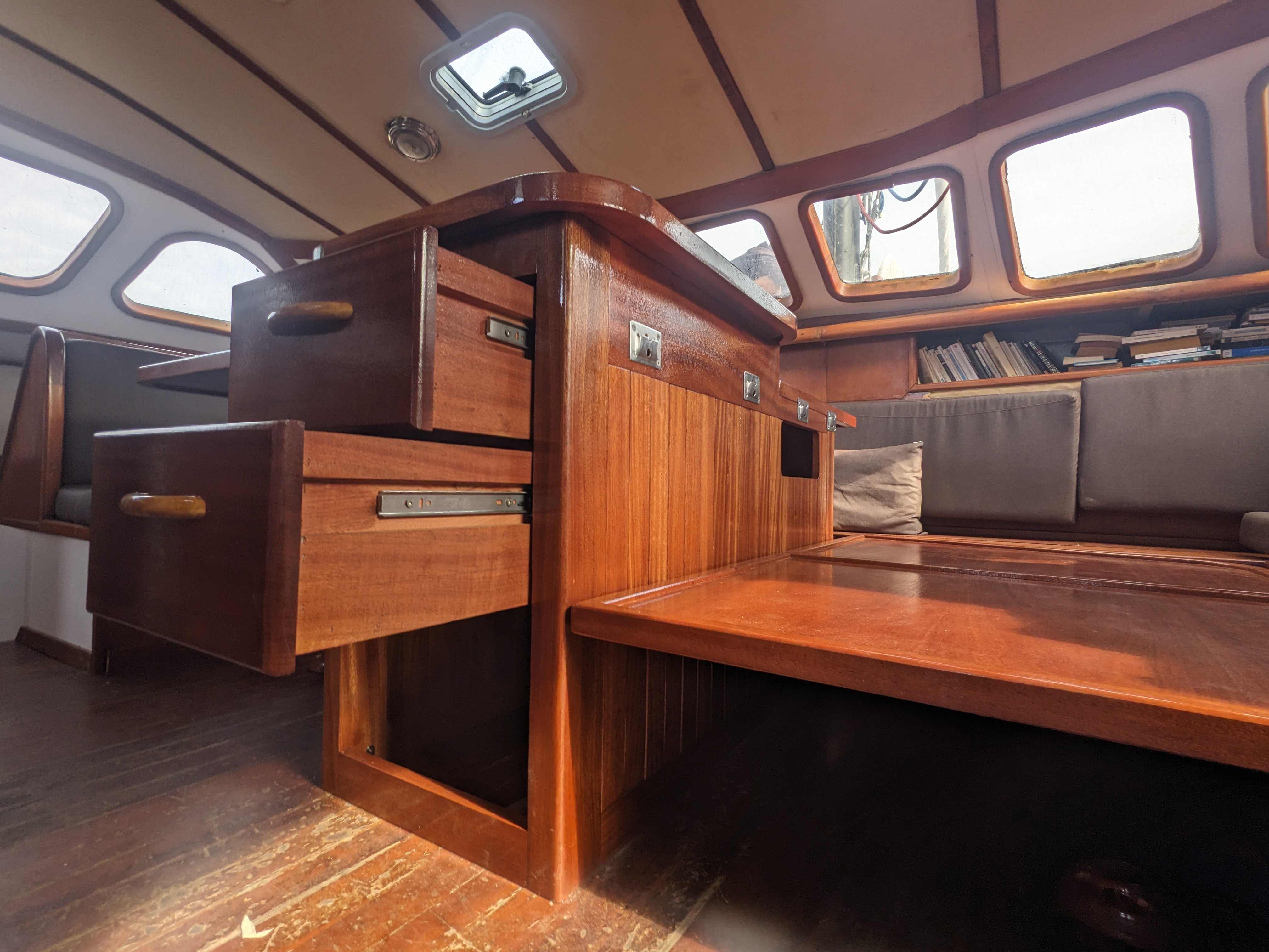 Table et rangements en bois réalisés sur mesure dans un bateau