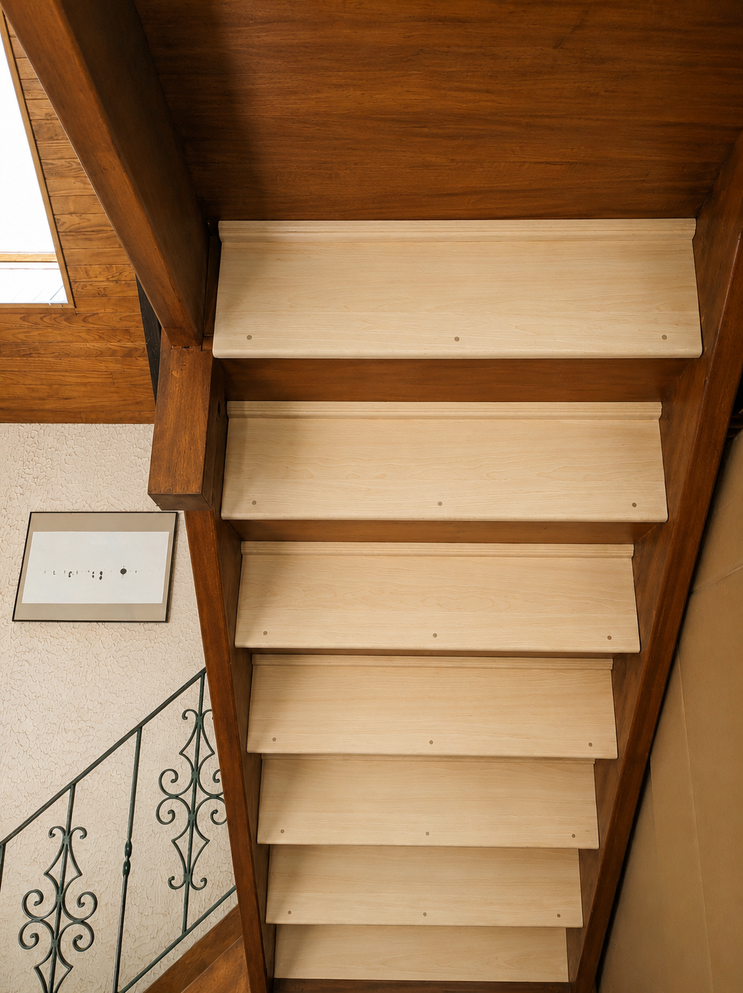Marches d'escalier en bois clair posées dans un intérieur