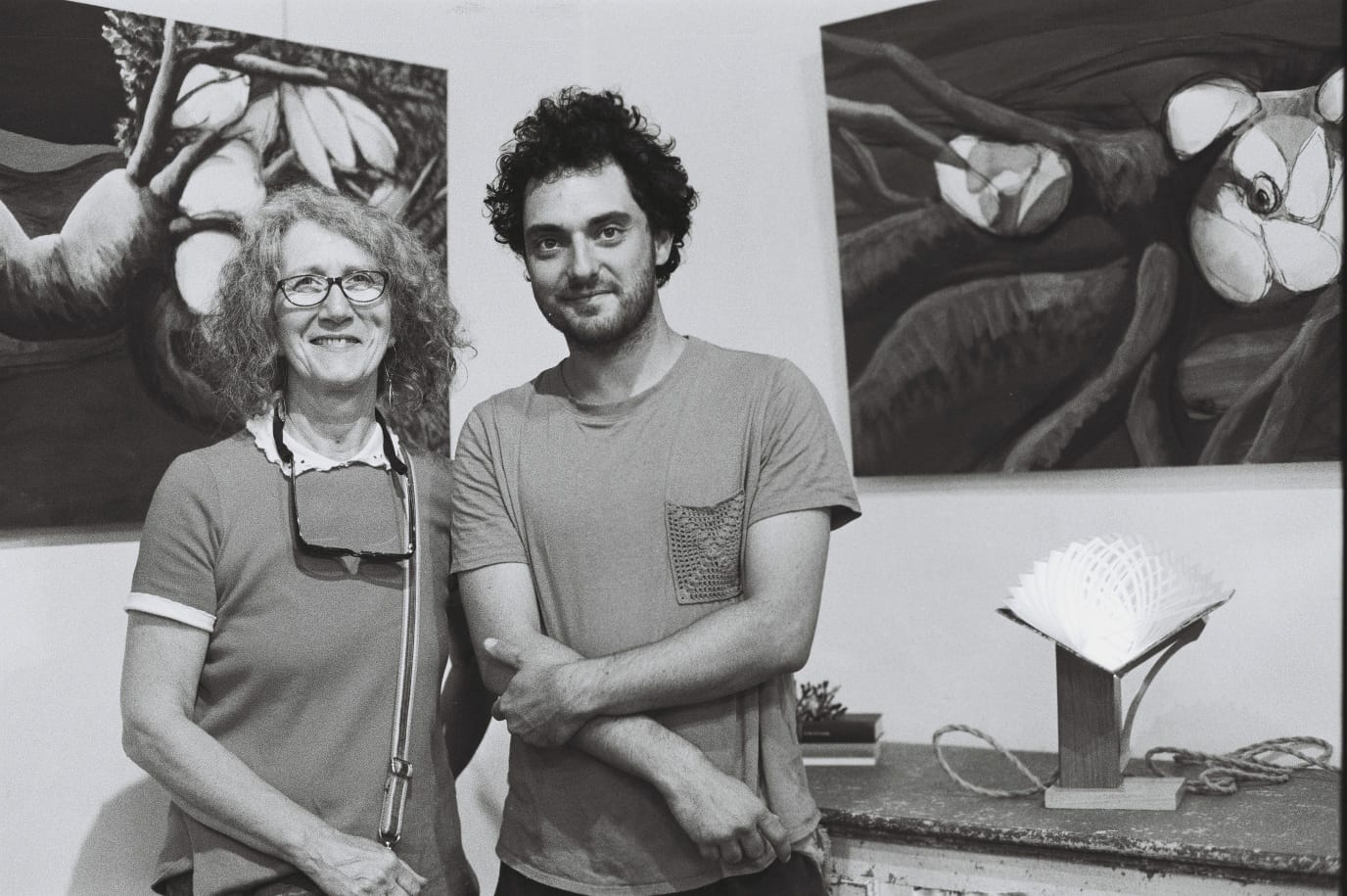 Portrait noir et blanc dans l'atelier autour d'une création en bois et lumière